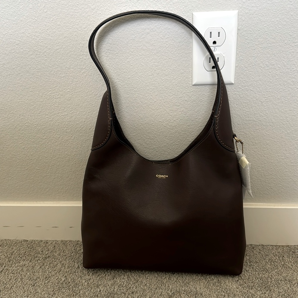Coach Brooklyn 28 shoulder bag. Color: Maple.